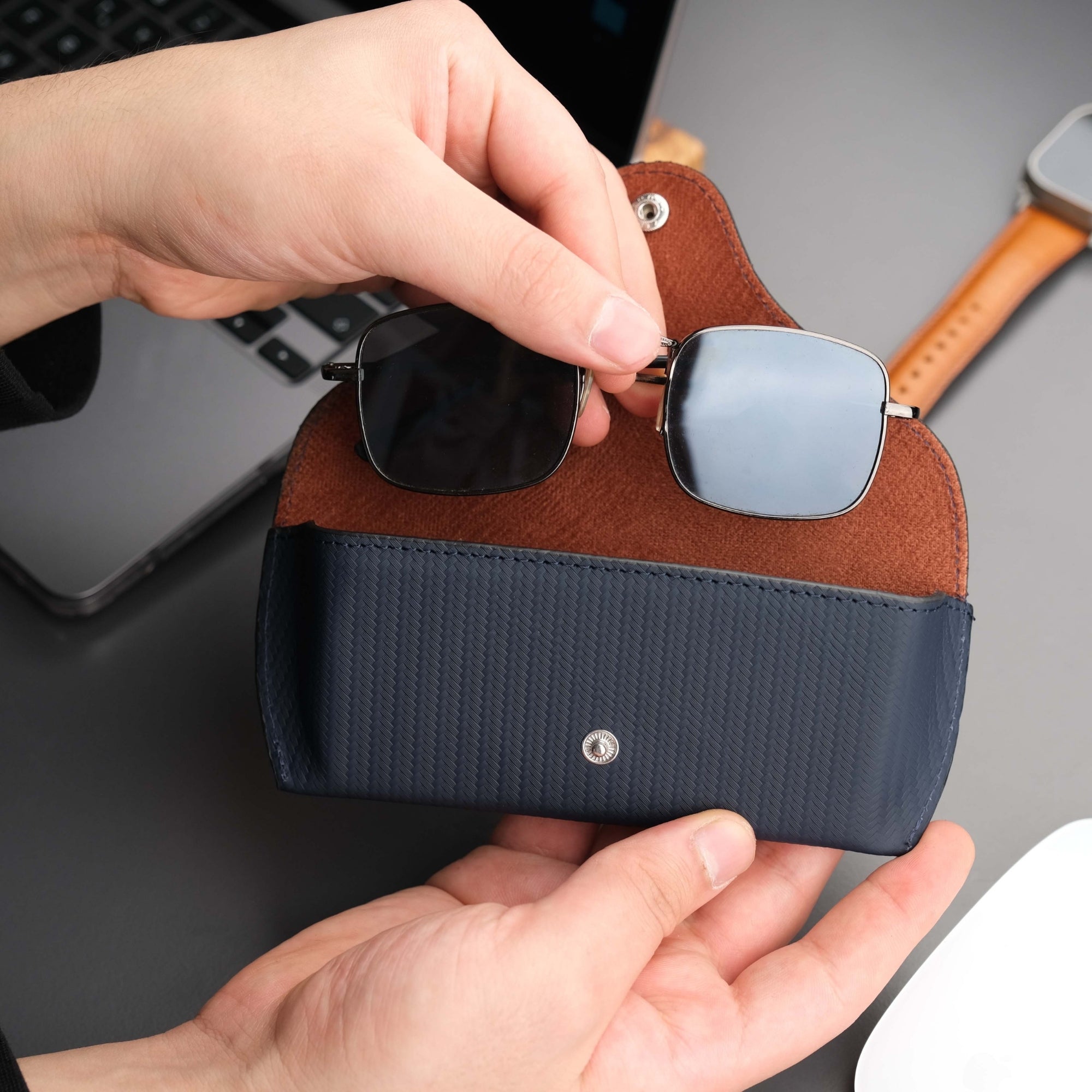 rochester-tam-tahilli-hakiki-deri-gozluk-kilifi-lacivert