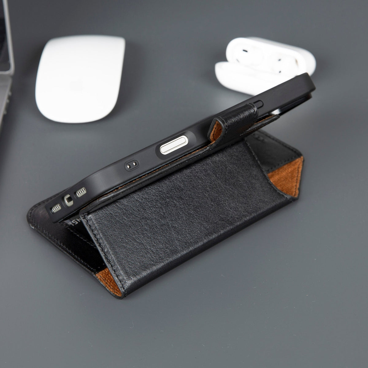 Casper iPhone 18 Pro full-grain leather wallet case - Black - view 15 
